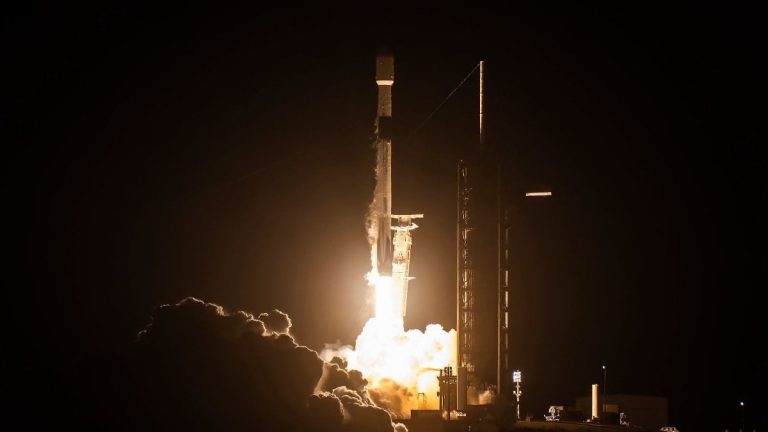 Falcon 9 roket parçası sesten 7 kat hızlı Ay yüzeyine çarpacak