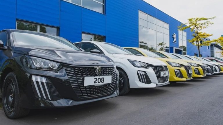 Peugeot 612 bin 208 aracını korna hatası nedeniyle geri çağırdı